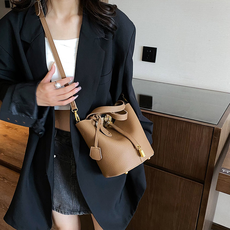 A new niche design women's handbag with lychee pattern in solid color, a simple and casual bucket bag for ladies, and a hand-held bag Application Scenario