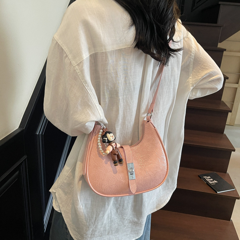 Cross-border trend women's Bag 2025 New style fashionable underarm bag Solid color handbag fashionable crossbody bag Simple single-shoulder bag Application Scenario