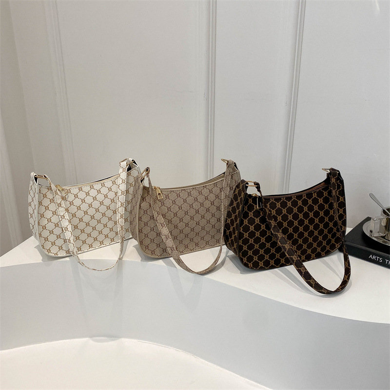 The 2024 new baguette mini bag for women is a Korean-style, stylish single-shoulder underarm bag with a versatile texture and a trendy casual small cross bag Application Scenario