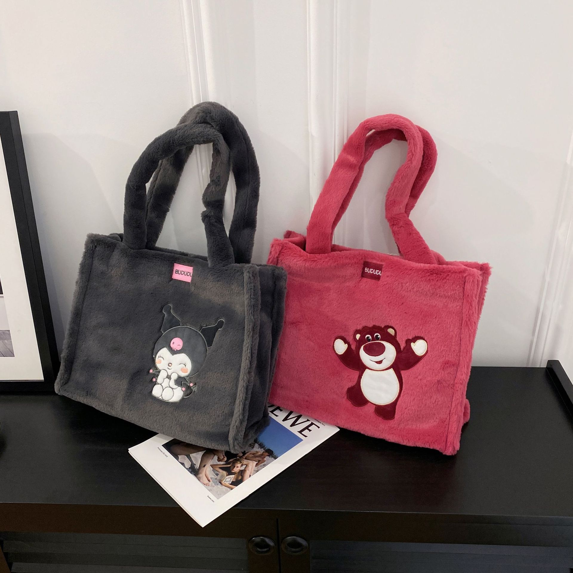 New autumn and winter plush cartoon doll single-shoulder bag, large-capacity tote bag, Kulomi Strawberry Bear single-shoulder storage bag Application Scenario
