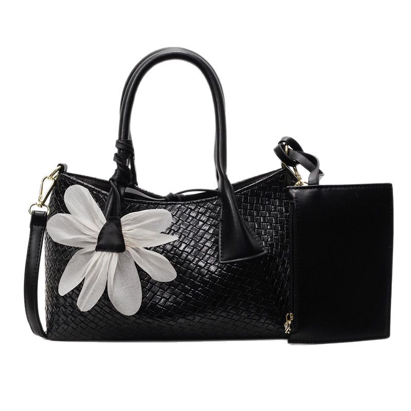 A new Spring/Summer 2025 fashionable and trendy woven handbag for women, simple and versatile, with a high-end feel. It's a single-shoulder crossbody bag Item Picture