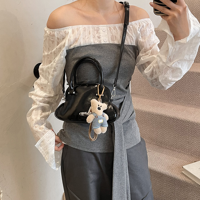 High-end quality and fashionable hand-held shell bag for women, 2025 new style, stylish and versatile single-shoulder bag, solid color simple crossbody bag Application Scenario