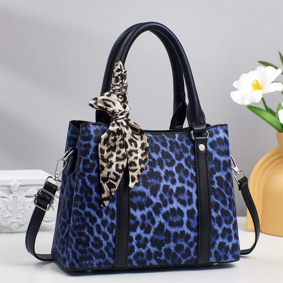 New foreign trade light luxury leopard print patchwork texture, stylish and high appearance level silk scarf, versatile for commuting, crossbody and trendy bag delivery details Picture