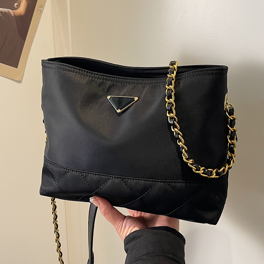 Nylon fabric large-capacity single-shoulder bag for women 2025 new style casual chain crossbody bag. Bucket bag is popular this year full figure