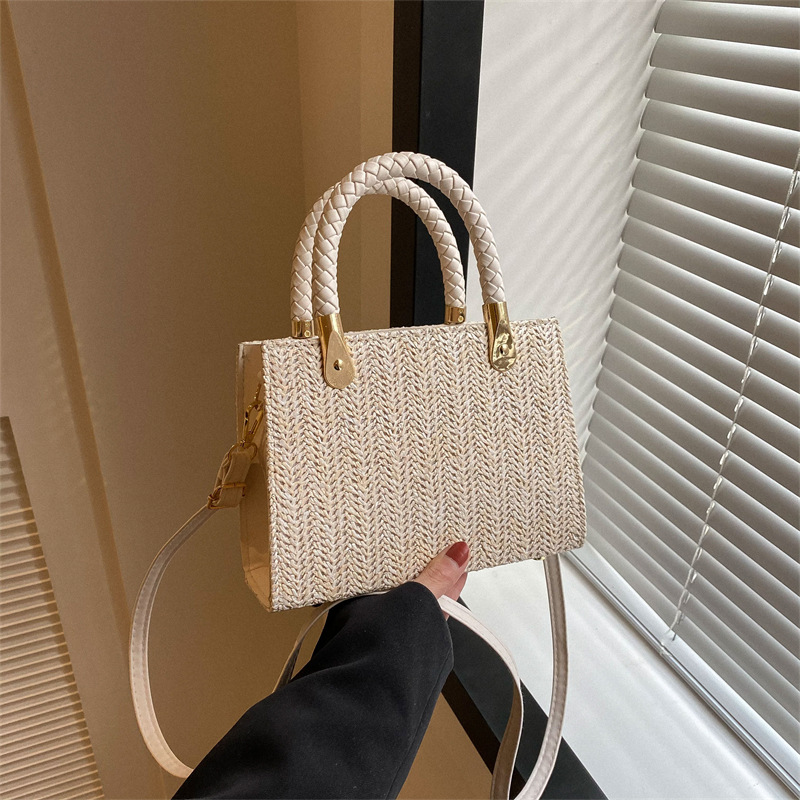 Women's Spring 2023 new trendy and casual style straw woven bag tote bag in solid color, large capacity single-shoulder woven bag Application Scenario