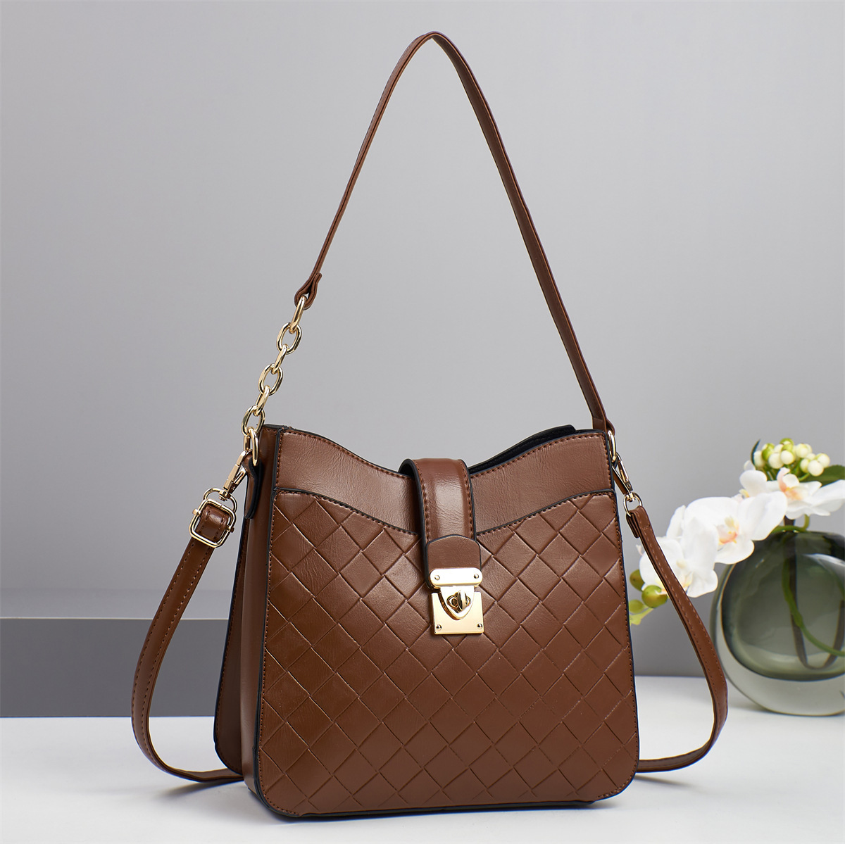 This high-end foreign trade bag for women in 2025 features a niche design woven single-shoulder bag that is casual and versatile with a high-quality crossbody feel Application Scenario