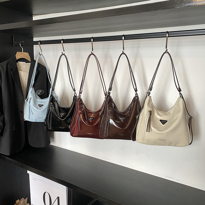 2025 New women's backpack, large-capacity commuter bag, fashionable single-shoulder women's bag, tote bag, simple and trendy crossbody bag Application Scenario