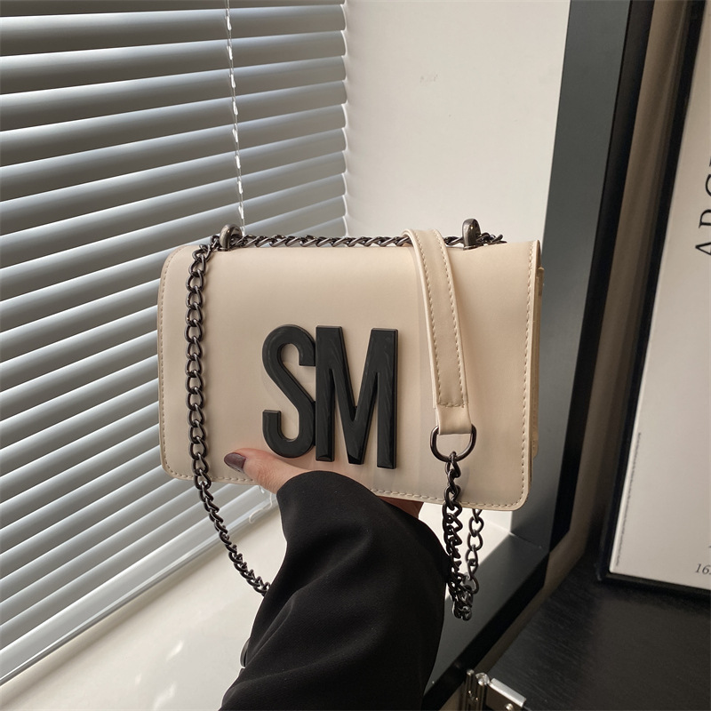 Cross-border fashion single-shoulder letter chain bag for women 2025 new style: simple, versatile and stylish crossbody small square bag full figure