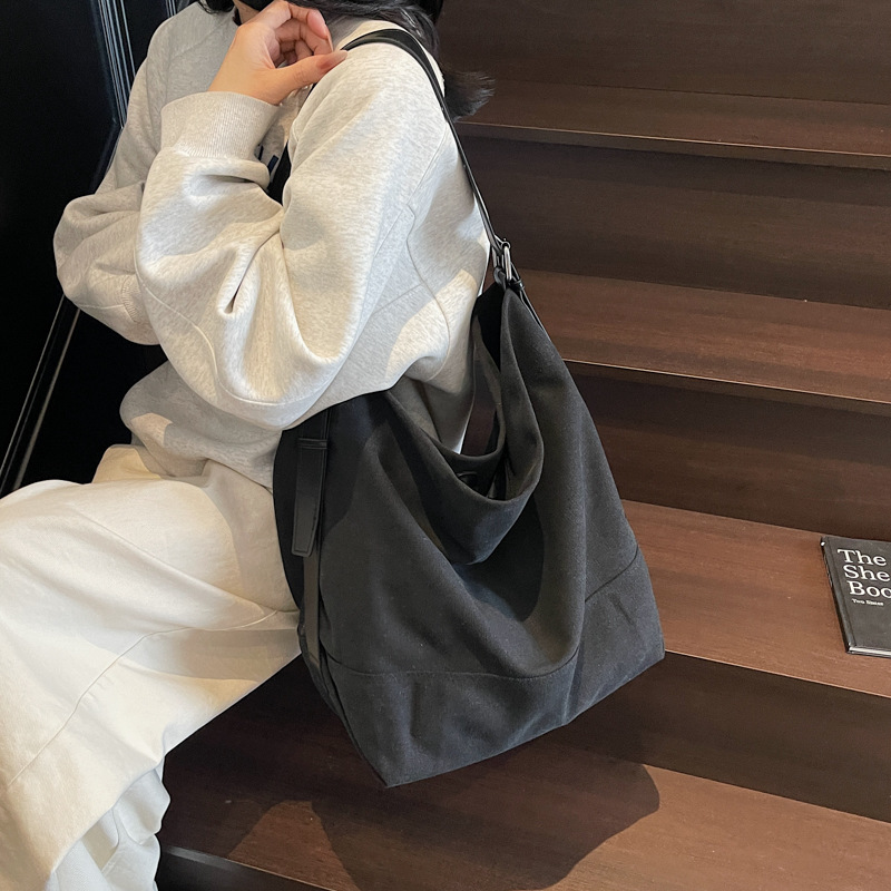 Korean solid color fashionable large-capacity bucket bag for women 2025 new style canvas student commuting single-shoulder crossbody bag Application Scenario