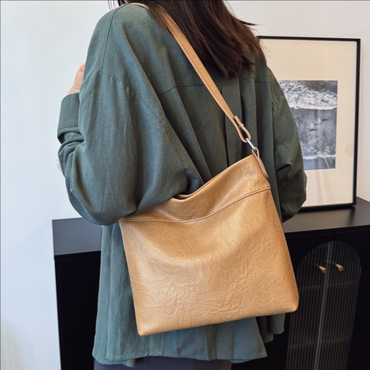 Retro and simple large-capacity bucket bag for women, 2025 new style, high-end texture, stylish casual commuting single-shoulder crossbody bag full figure