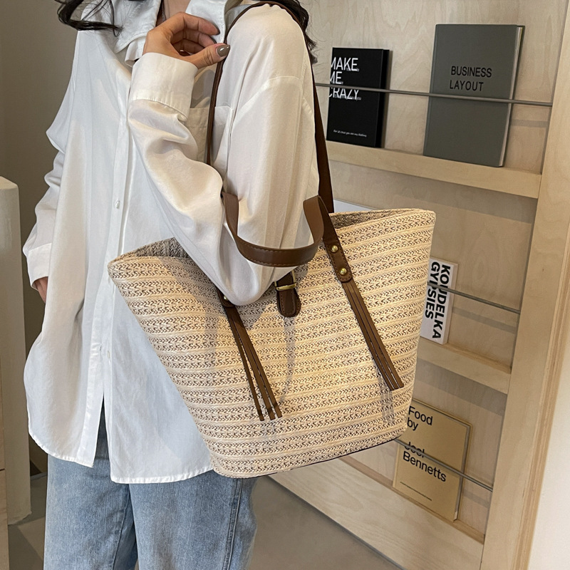 Straw woven large-capacity women's bag, summer beach women's 2025 new style bag, single-shoulder large bag, hand-held tote bag Application Scenario