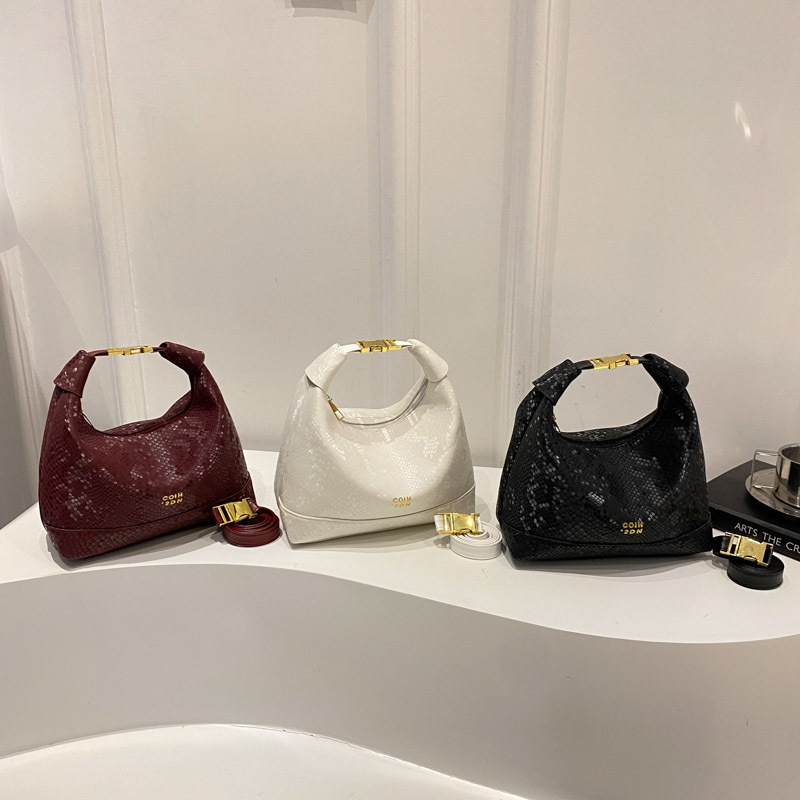 A niche hand-held crossbody small bag with a sense of high-end fashion, a new model of crossbody bag for women in 2025, a snake pattern single-shoulder women's bag Application Scenario