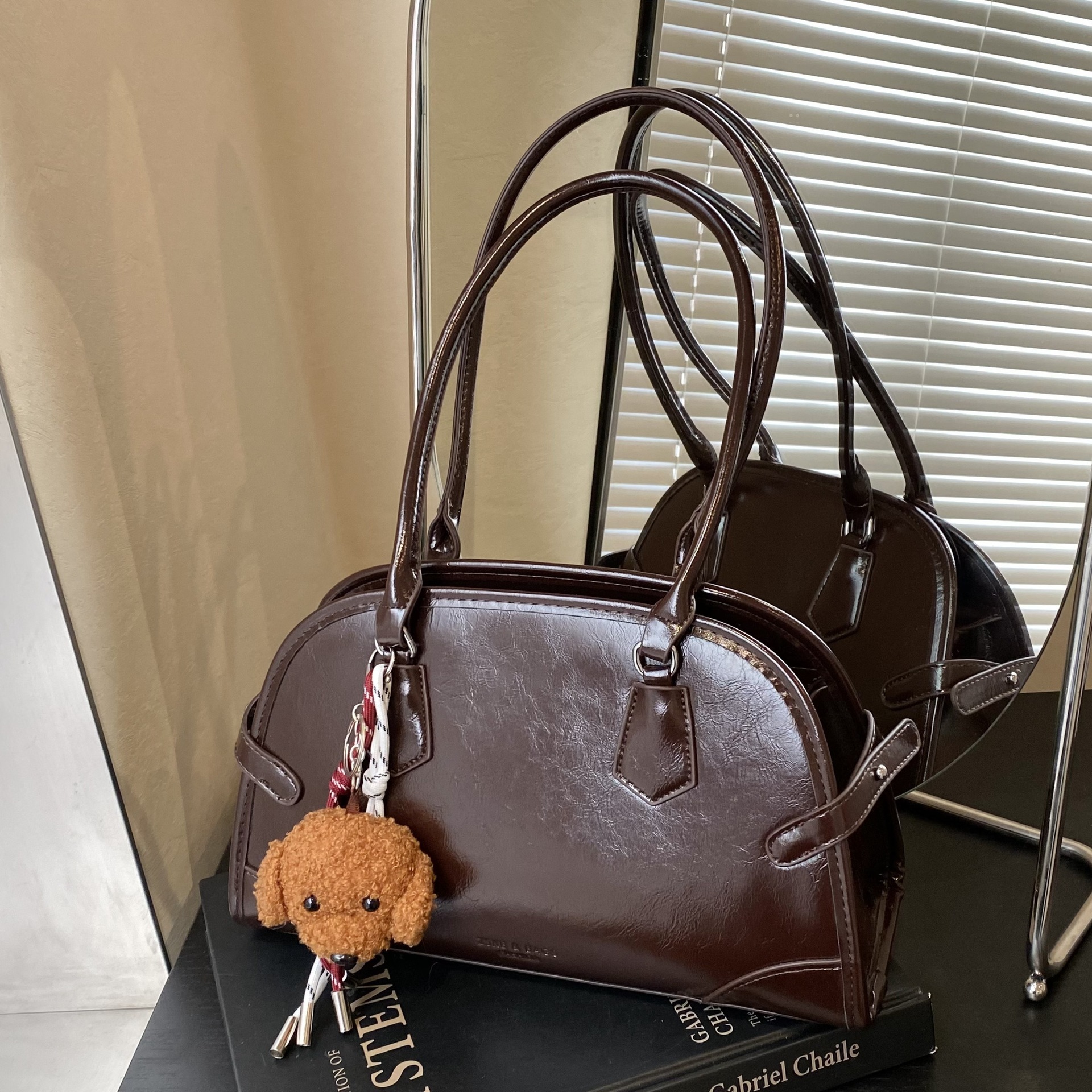 Retro oil-wax leather bowling bag for women, 2024 new style, large-capacity underarm pillow bag, high-end handbag Application Scenario