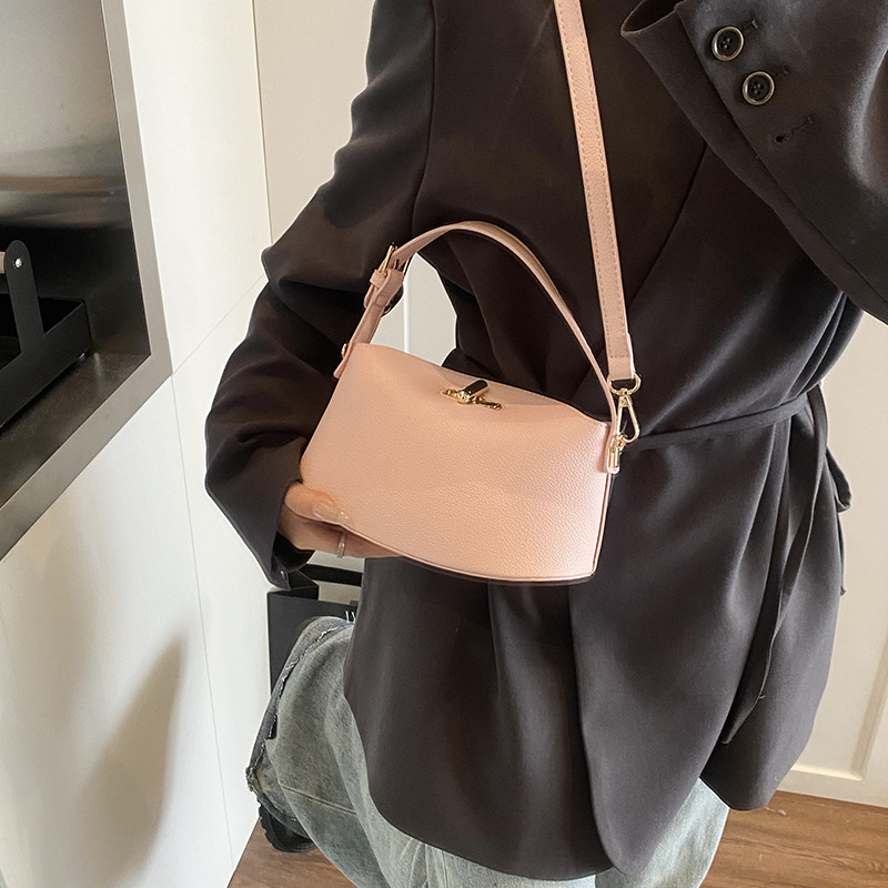 2025 New retro lychee pattern hand-held bucket bag for women, casual, versatile and high-end, single-shoulder crossbody bag for cross-border use Application Scenario