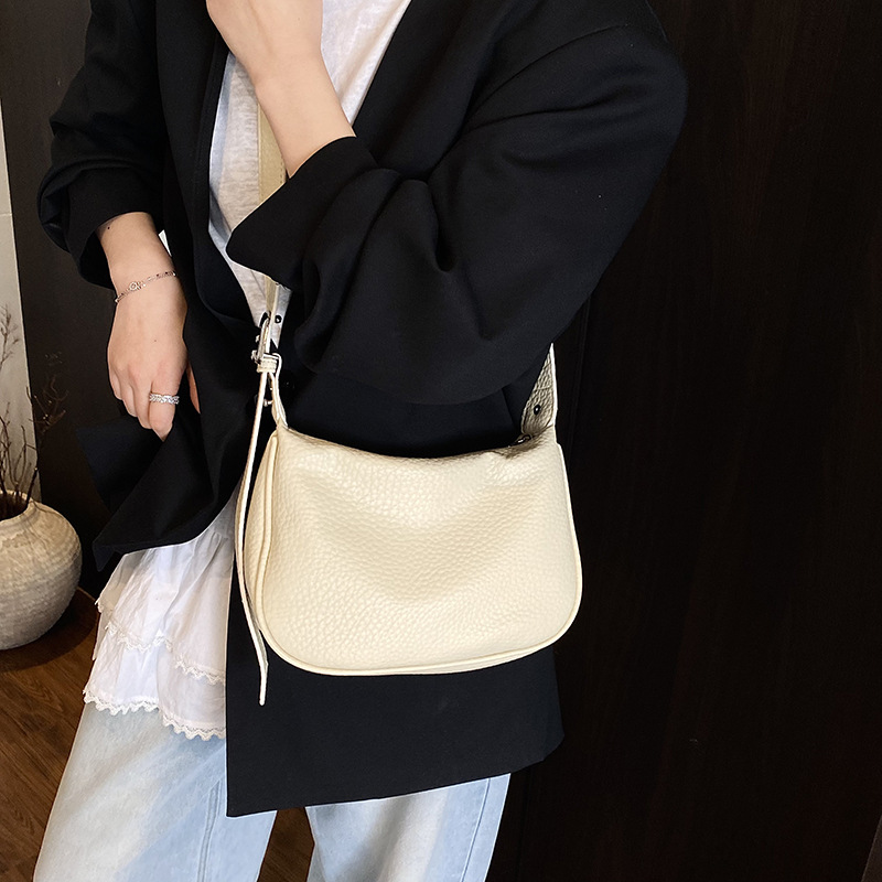 High-end, simple and fashionable small square bag for women, 2025 new Korean version, lychee pattern, niche design, single-shoulder crossbody bag Application Scenario