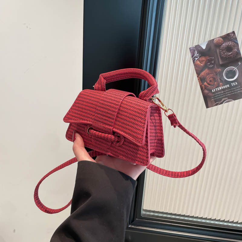The new retro single-shoulder bag for 2025 is a trendy, individualistic, retro, versatile, niche design, fashionable and high-quality crossbody bag full figure