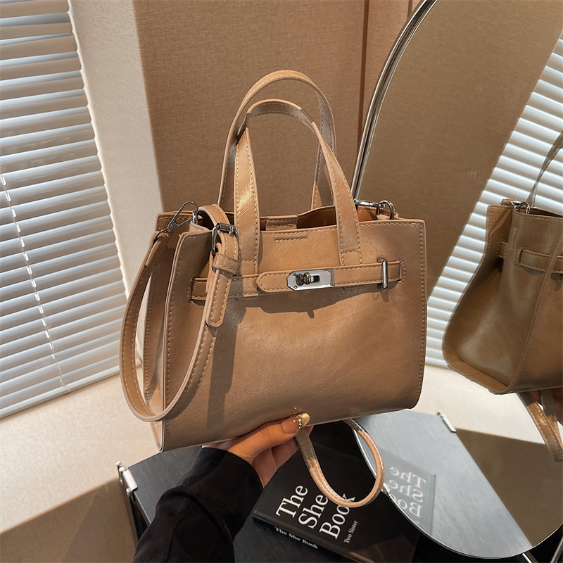 A stylish and casual tote bag 2025 new Korean style Instagram trendy and high-end briefcase for commuting single-shoulder full figure