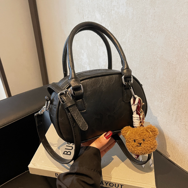The 2024 new casual handbag for women features a high-end and niche design. It is a fashionable and versatile crossbody bag for women Specification drawing