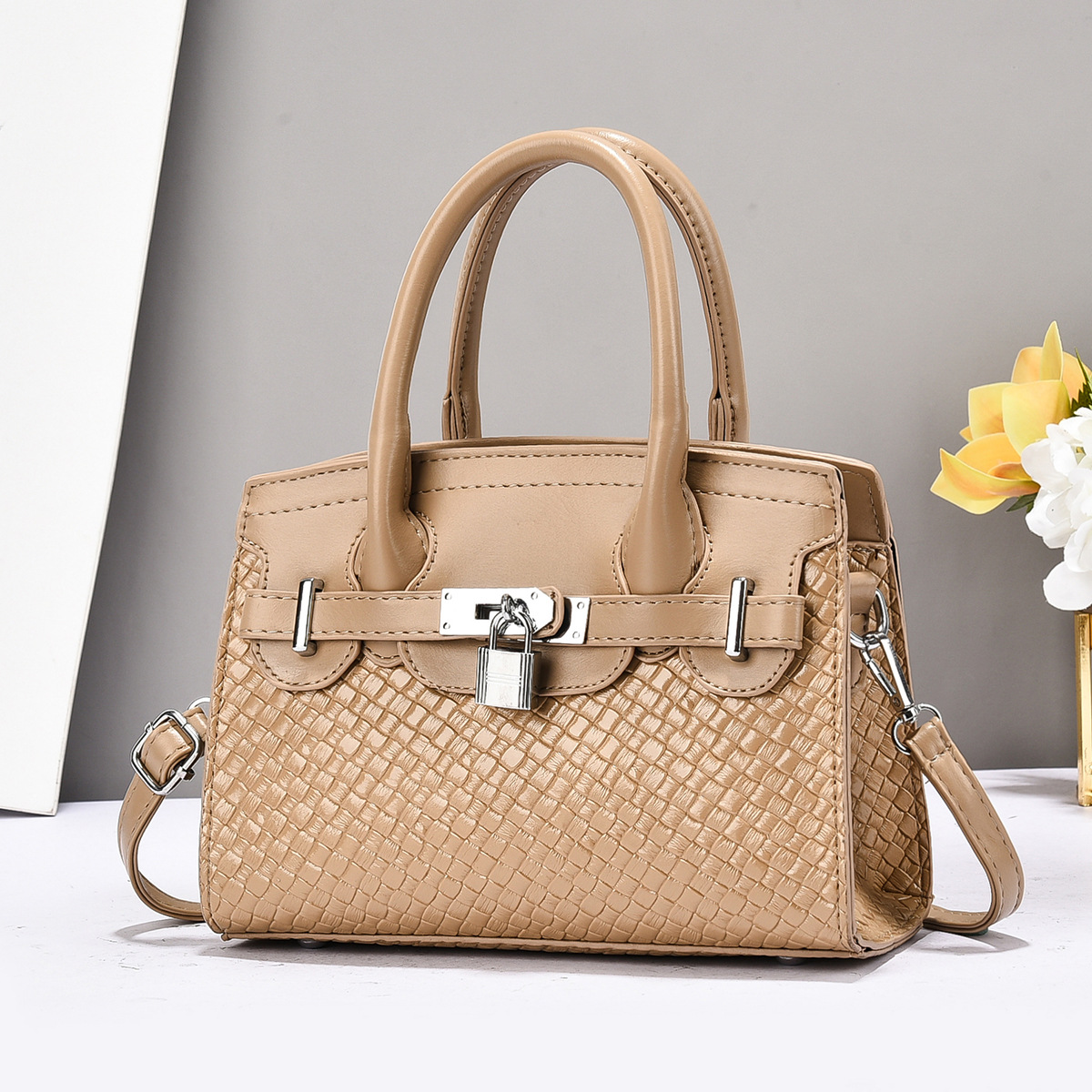 The factory's new lockable women's bag is fashionable and trendy, with a high-end feel. It's a single-shoulder crossbody bag and a large-capacity handbag Application Scenario