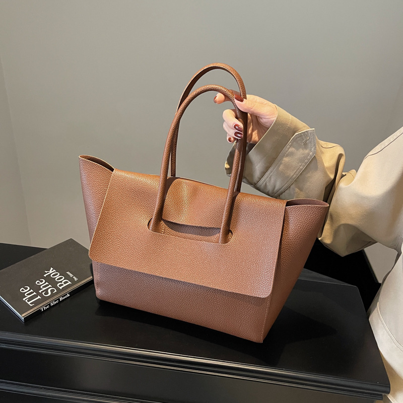 This high-capacity tote bag is a new 2024 model for women. It exudes a trendy and high-end vibe, is stylish and versatile, and is suitable for commuting full figure