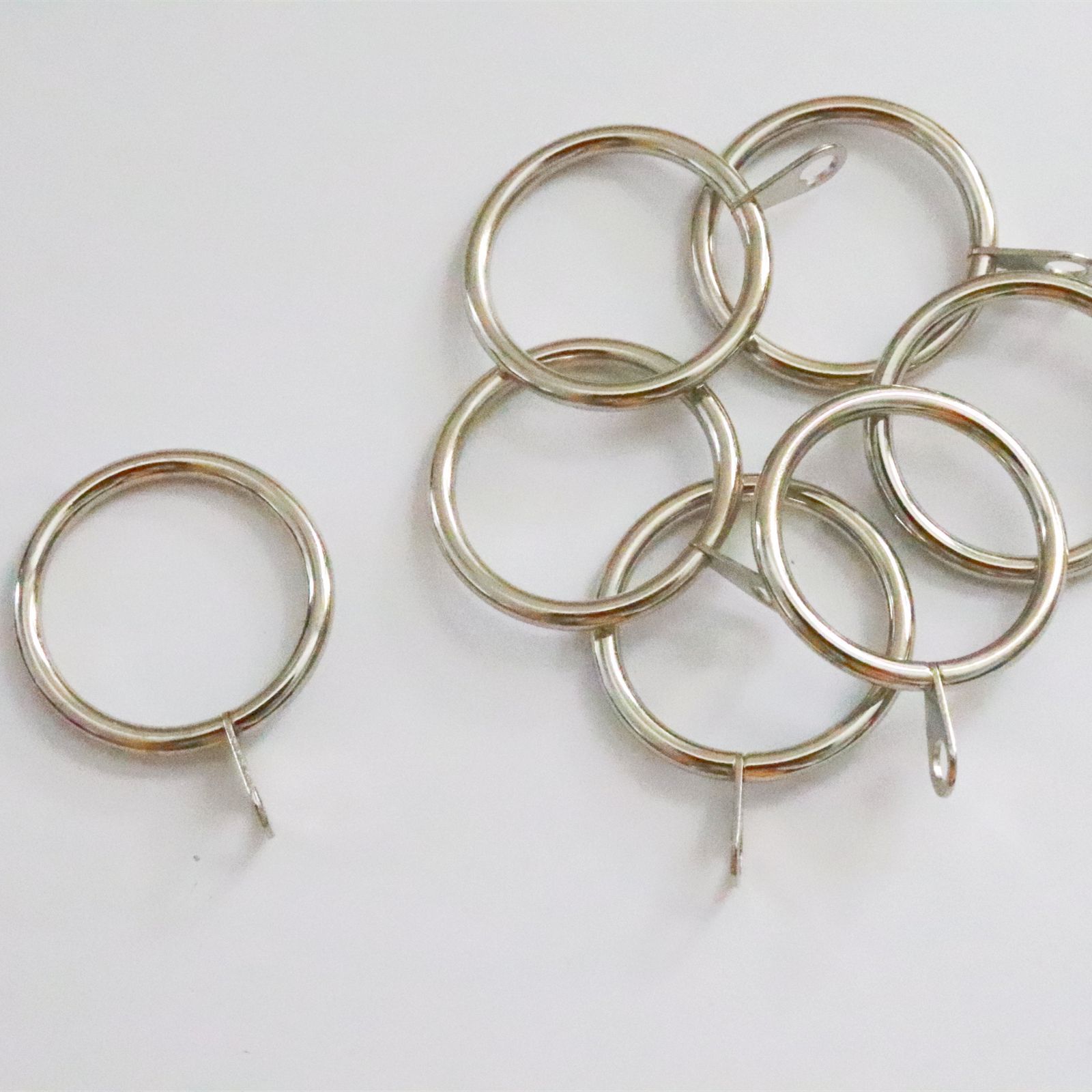 Plastic curtain hooks are in stock and available for curtain accessories. 6-character white plastic curtain hooks, curtain plastic hooks, and curtain rings Application Scenario