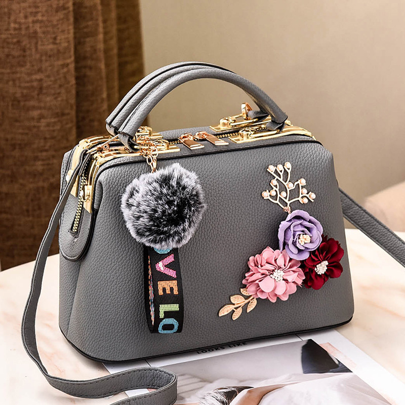 The 2022 new style of simulation flower box bag is a fashionable handbag for women. It is a trendy single-shoulder crossbody small square bag for women to send Item Picture
