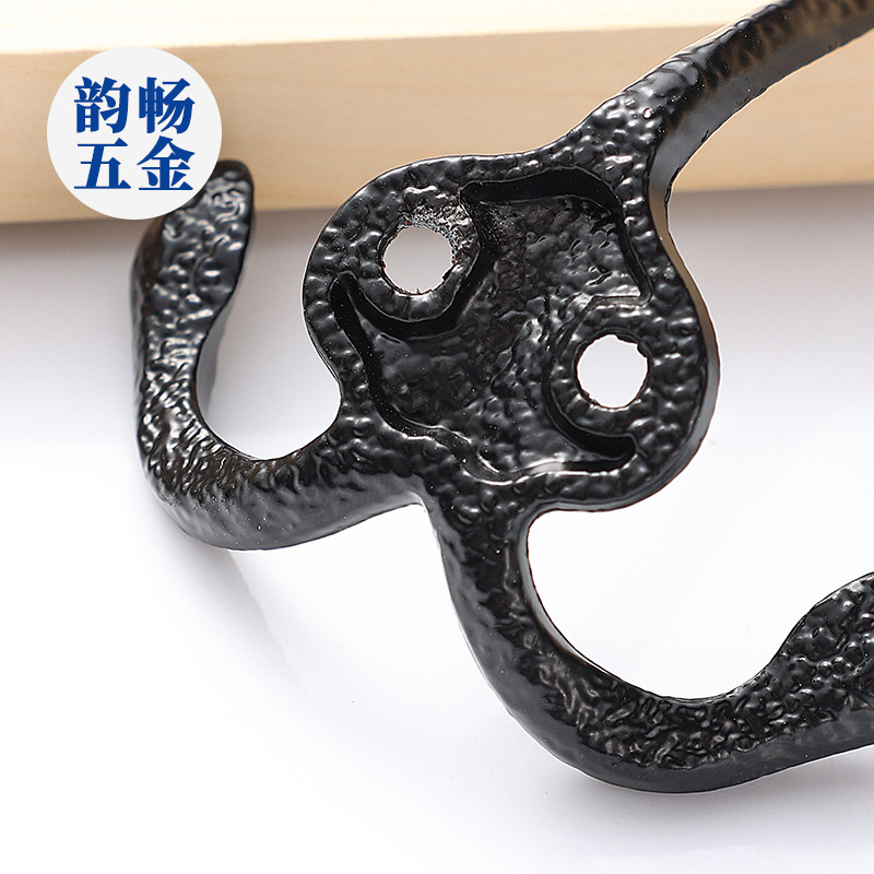 Retro alloy hooks, question mark hooks, lamp hooks, iron sheet clothes hangers, bathroom wall single hooks, black double hooks, cross-border hooks Application Scenario