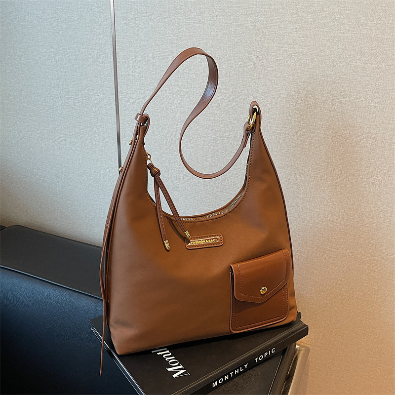 This year, niche design bags are in fashion. The 2024 new style of women's casual and versatile single-shoulder underarm bag is a simple bucket bag details Picture
