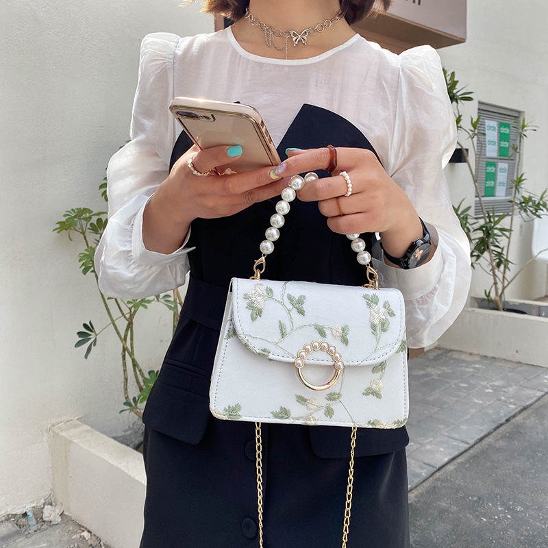 The new women's bags for summer 2022 are fashionable and stylish, featuring lace shoulder bags, crossbody bags, small square bags and pearl handbags details Picture