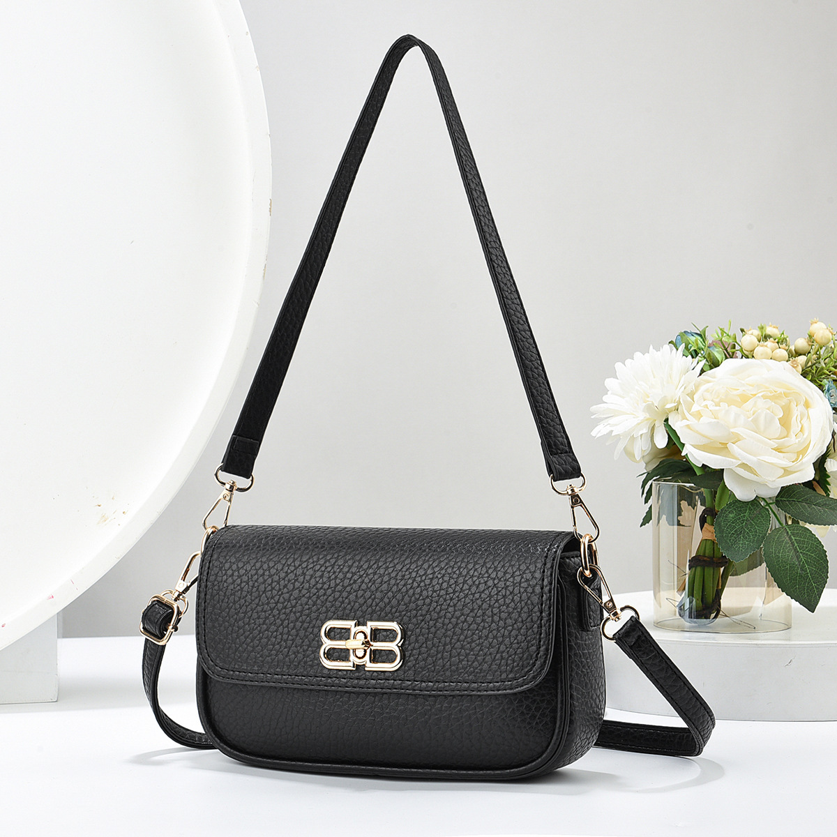 Cross-border foreign trade Women's small Bag 2025 New Korean version single-shoulder pillow bag, fashionable and casual crossbody bag Application Scenario