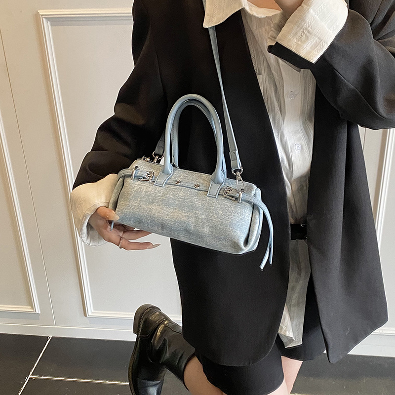New Spring/Summer 2025 fashionable and casual hand-held baguette bag for women, Korean style, elegant and high-end, trendy single-shoulder crossbody bag details Picture