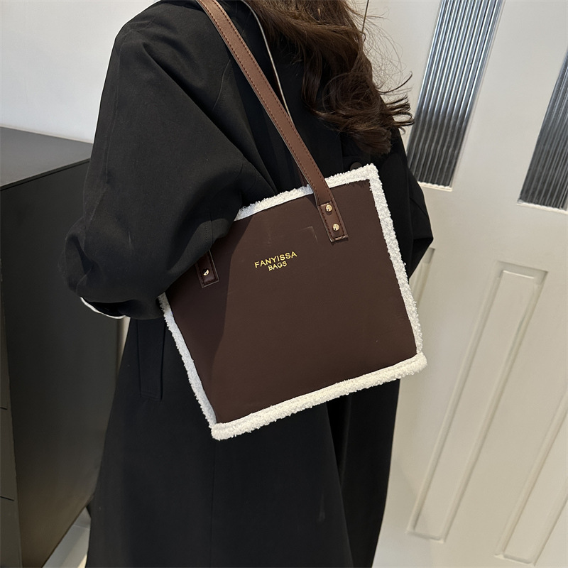 The new autumn and winter plush bag is fashionable and versatile. It's a large-capacity women's bag with a matte texture and a hand-held casual tote bucket. It's trendy details Picture
