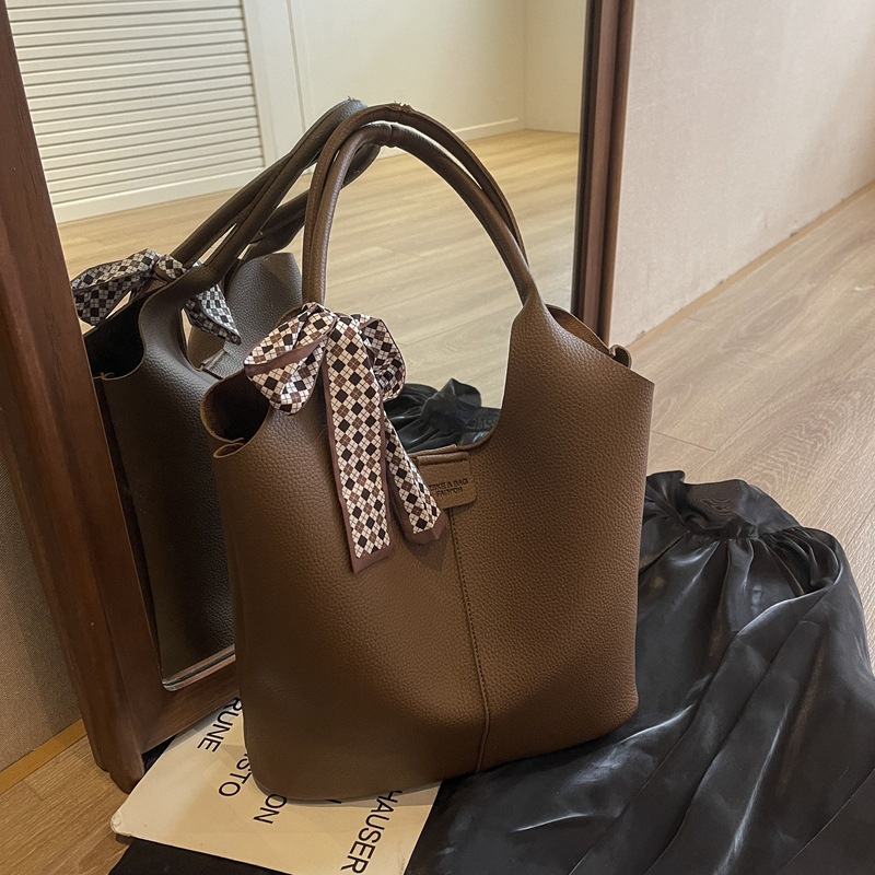 A large capacity bucket bag for work and commuting, a new 2024 simple and casual single-shoulder bag for women, versatile and high-end underarm bag details Picture
