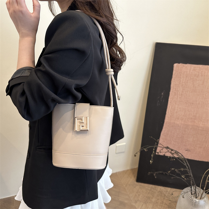 A high-quality and elegant bucket tote bag for women, a new summer 2025 trendy and versatile single-shoulder crossbody bag for ladies Specification drawing