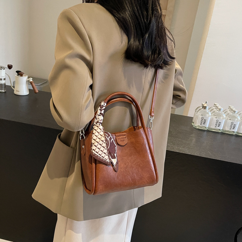 Crossbody bucket bag, fashionable and simple Japanese and Korean handbag, 2024 new trendy INS single-shoulder bag, elegant and casual women's bag Application Scenario