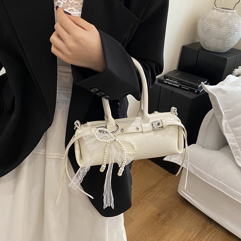 A new high-end casual single-shoulder crossbody bag for women in the Spring/Summer 2025 collection of Korean niche and trendy hand-held baguette bags Application Scenario