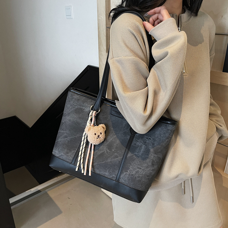 New Summer 2025 niche, simple and casual underarm bag, Korean-style trendy tote bag, women's fashionable and versatile shoulder bag Application Scenario