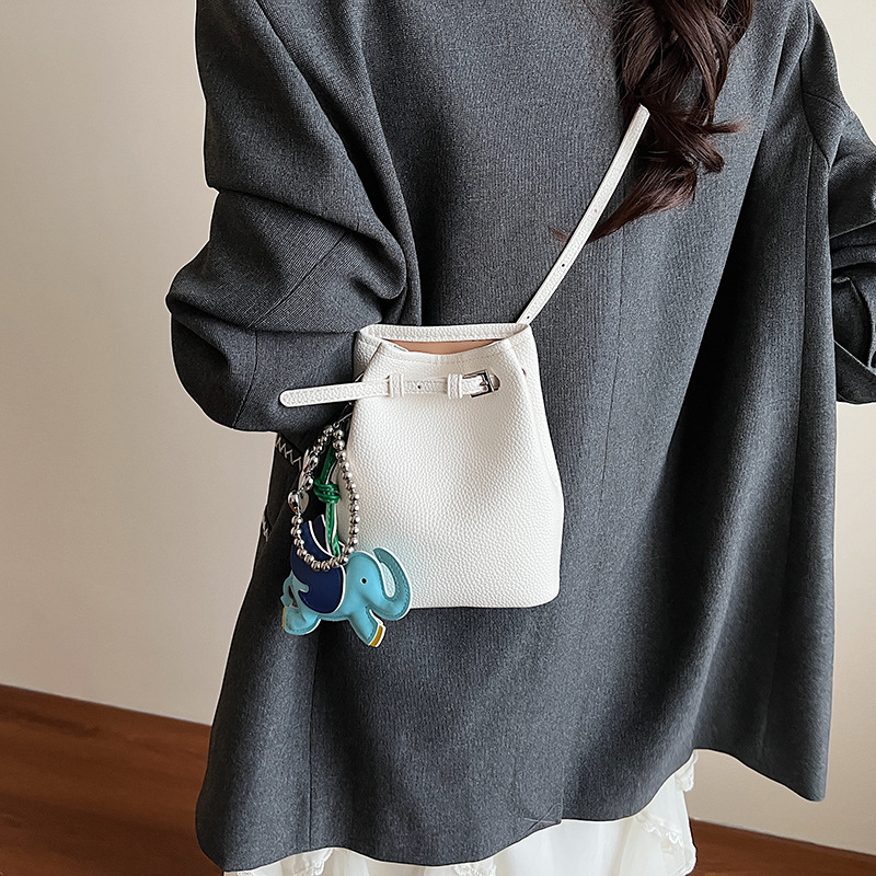 The 2025 new summer lychee pattern commuter versatile high-end quality bucket bag is a fashionable large-capacity single-shoulder crossbody bag for women Application Scenario