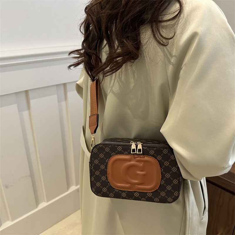 Retro and fashionable checkered small square bag for women, Spring/Summer 2025 new single-shoulder bag, wide shoulder strap crossbody bag details Picture