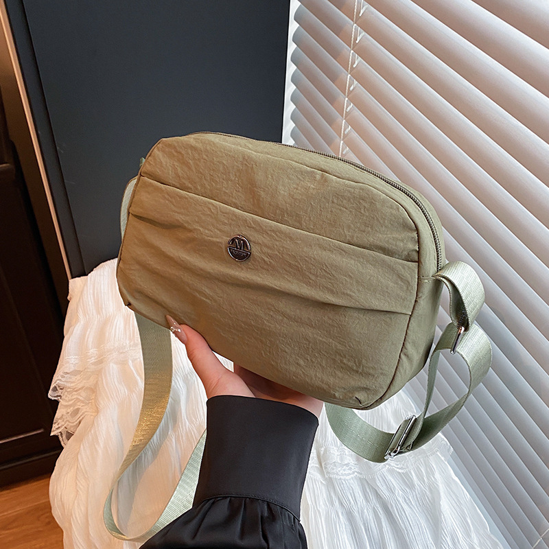 A new large-capacity single-shoulder crossbody bag for women with a high-end feel, a versatile and lightweight nylon fabric small square bag from Japan and South Korea full figure