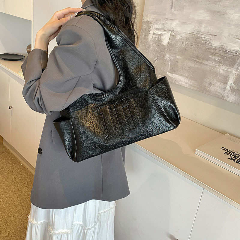 High-end underarm tote bag for women, Korean style trendy and fashionable single-shoulder bag, 2024 new Instagram niche trendy women's bag Application Scenario