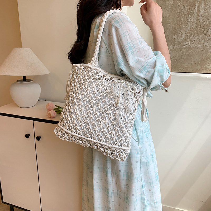 New summer 2025 seaside and beach niche design bucket bag for women, large-capacity vacation, hollowed-out straw woven single-shoulder bag Application Scenario