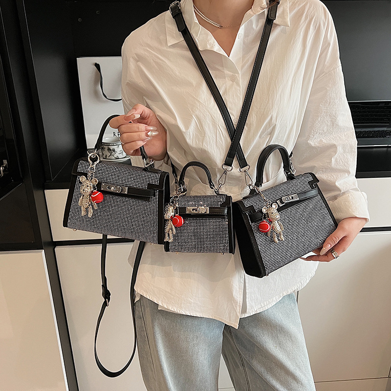 The high-end textured diamond-encrusted Kelly handbag is a new fashion and versatile crossbody bag for women in 2025. It is a trendy and niche single-shoulder bag details Picture