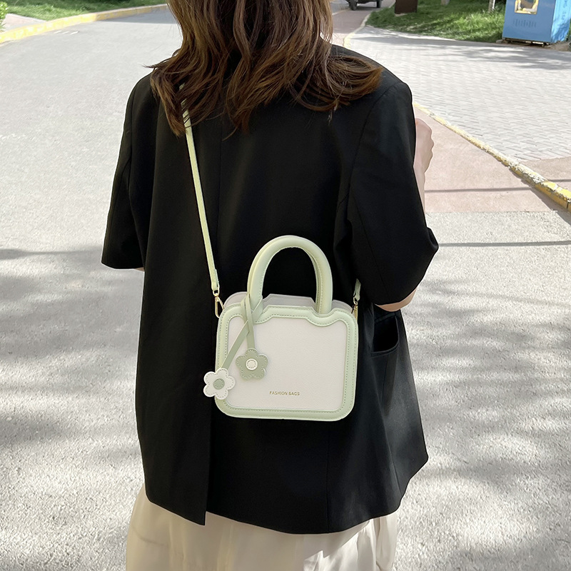 High-end quality small square bag 2025 new style popular handbag, versatile crossbody bag, niche color-blocking single-shoulder bag for women Application Scenario