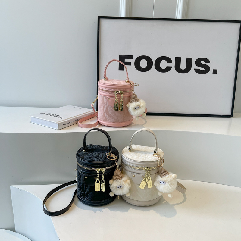 Fashionable and niche bucket bag for women, Spring/Summer 2024 new ins trendy, versatile and high-quality crossbody bag for women Application Scenario
