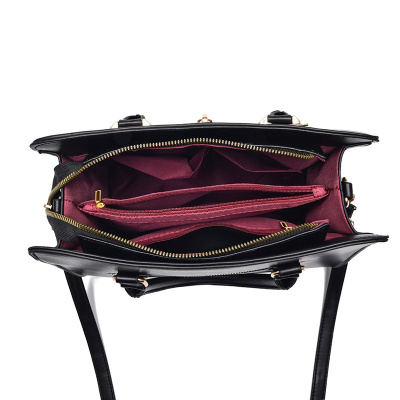 Middle-aged women's bag, mom's bag, 2023 new trendy large-capacity red bag, wedding bag, simple and casual handbag Application Scenario