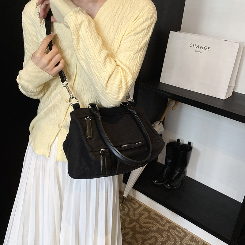 Korean style fashionable, simple and versatile Boston handbag for women's 2024 new large-capacity casual crossbody bag Application Scenario
