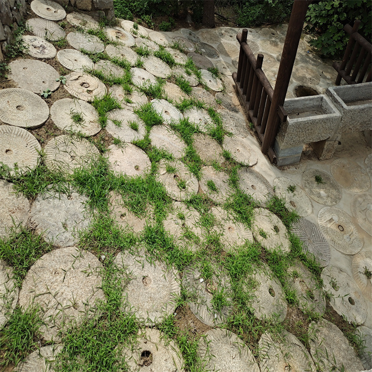 Old grinding discs, rural old stone grinding discs, stepping stones, old stone discs, stone mills, stone rollers, paving stone grinding discs, old stone mills details Picture
