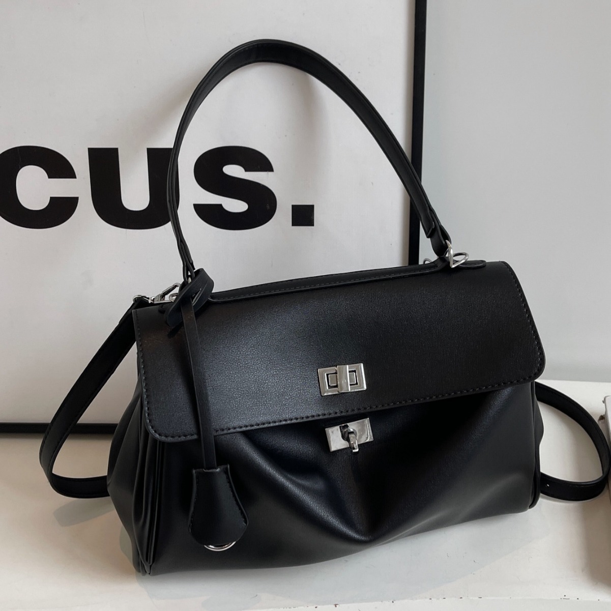 Fashionable large-capacity portable short-distance bag for women 2025 new style to work and commute tote bag, versatile and casual single-shoulder bag full figure