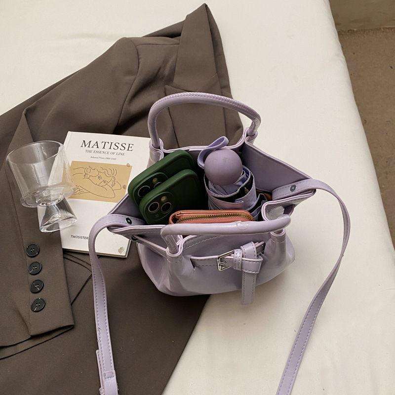 A niche, versatile and stylish hand-held bucket bag for women, a Korean style single-shoulder bucket bag, a new 2025 casual crossbody bag Application Scenario
